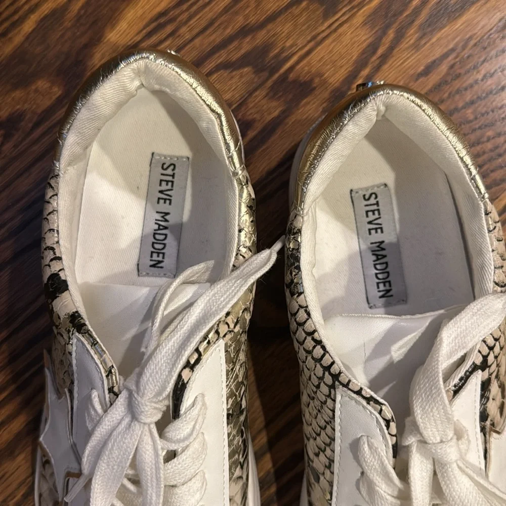 Steve Madden Women’s 8 Leather Sneakers Faux Snake Skin Star Design
